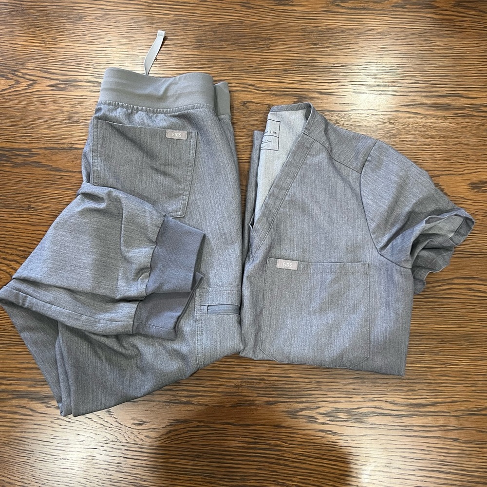 Figs Graphite Grey Scrubs  (XS Catarina top, Xs Zamora Regular Jogger bottoms)